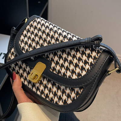 Малка дамска чанта с метално закопчаване