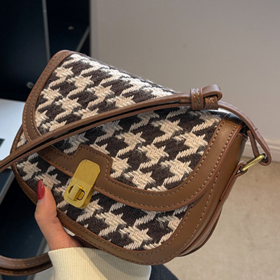 Малка дамска чанта с метално закопчаване