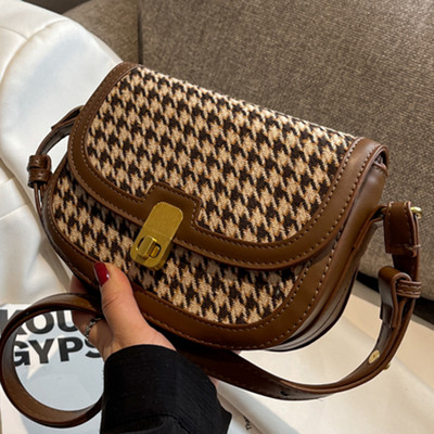 Малка дамска чанта с метално закопчаване