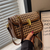 Alkalmi női táska fém csattal