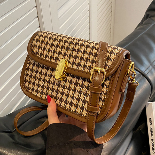 Alkalmi női táska fém csattal