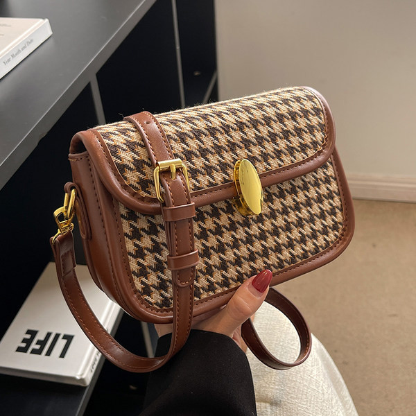 Alkalmi női táska fém csattal