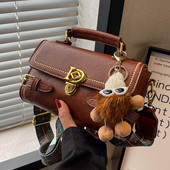 Sieviešu moderna soma ar metāla aizdari