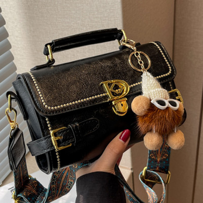 Sieviešu moderna soma ar metāla aizdari