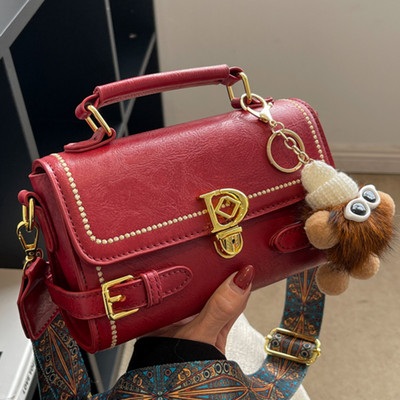 Sieviešu moderna soma ar metāla aizdari