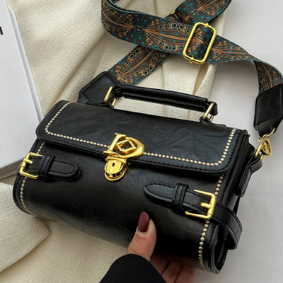 Sieviešu moderna soma ar metāla aizdari