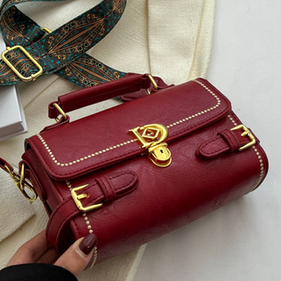 Sieviešu moderna soma ar metāla aizdari