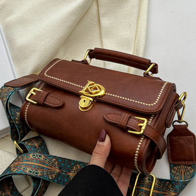 Sieviešu moderna soma ar metāla aizdari