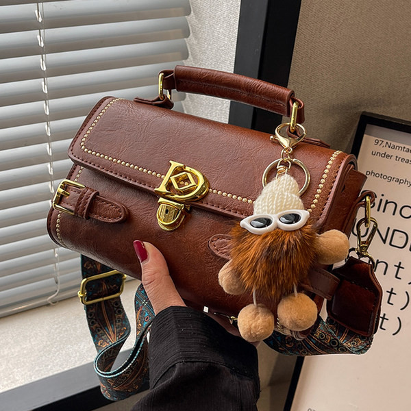 Sieviešu moderna soma ar metāla aizdari