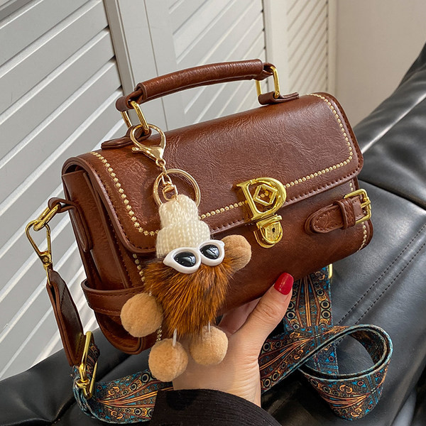 Sieviešu moderna soma ar metāla aizdari