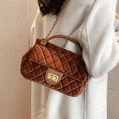 Moderna rokassomiņa ar metāla aizdari