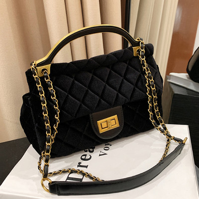 Moderna rokassomiņa ar metāla aizdari