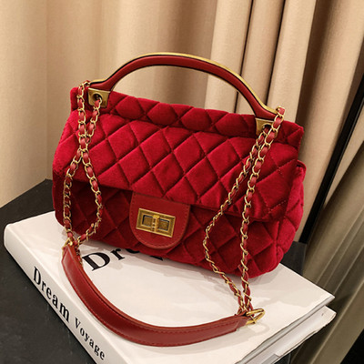 Moderna rokassomiņa ar metāla aizdari