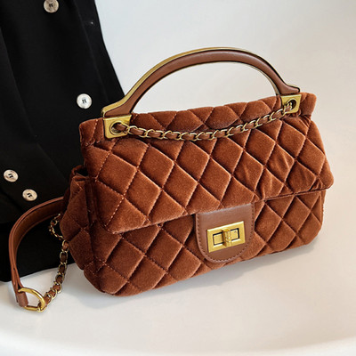 Moderna rokassomiņa ar metāla aizdari