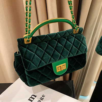 Moderna rokassomiņa ar metāla aizdari