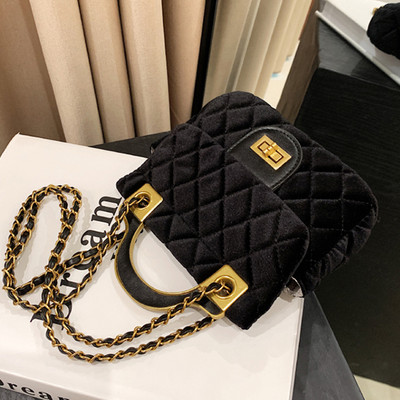 Moderna rokassomiņa ar metāla aizdari