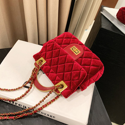 Moderna rokassomiņa ar metāla aizdari