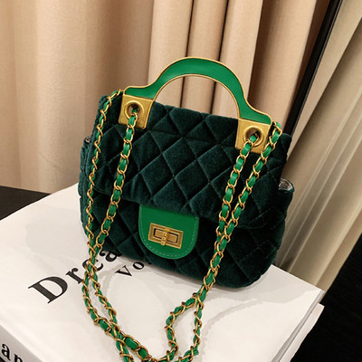 Moderna rokassomiņa ar metāla aizdari