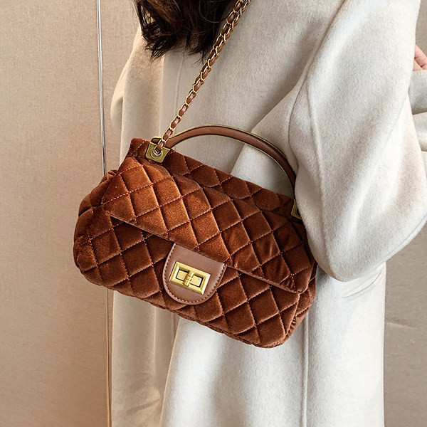 Moderna rokassomiņa ar metāla aizdari