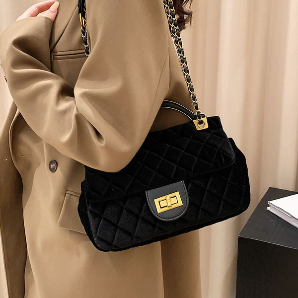 Moderna rokassomiņa ar metāla aizdari