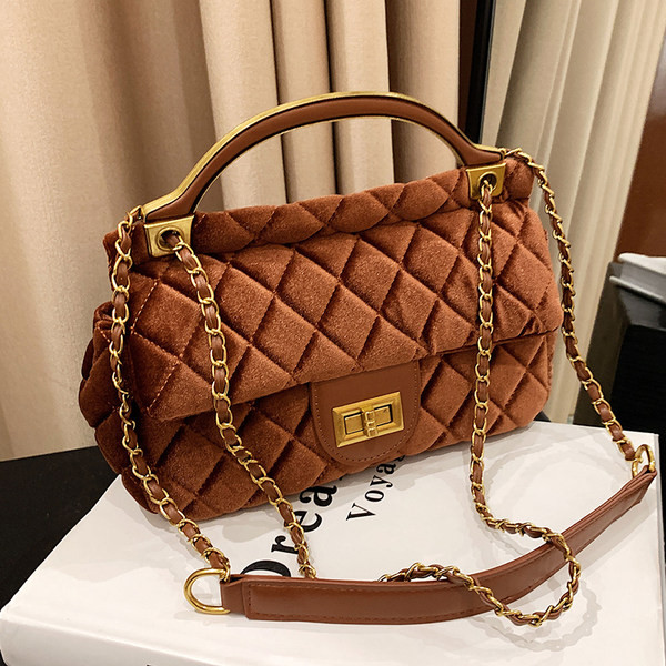 Moderna rokassomiņa ar metāla aizdari