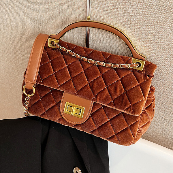 Moderna rokassomiņa ar metāla aizdari