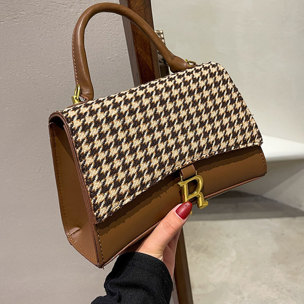 Moderna ženska torba od eko kože sa metalnim elementom