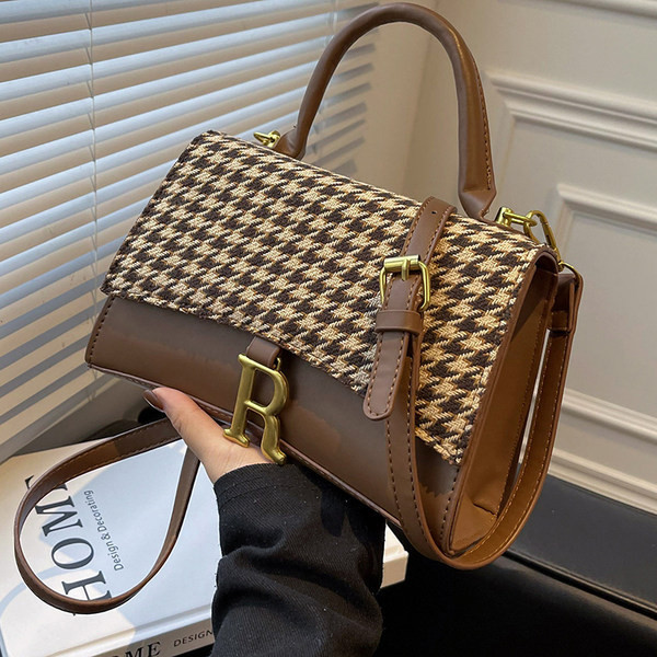 Moderna ženska torba od eko kože sa metalnim elementom