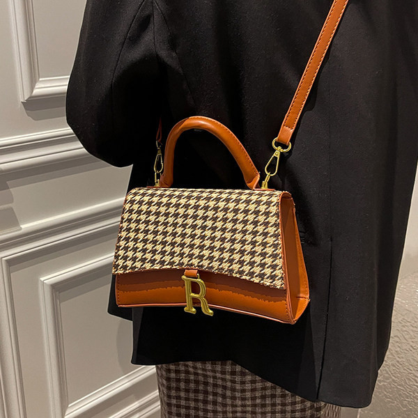 Moderna ženska torba od eko kože sa metalnim elementom