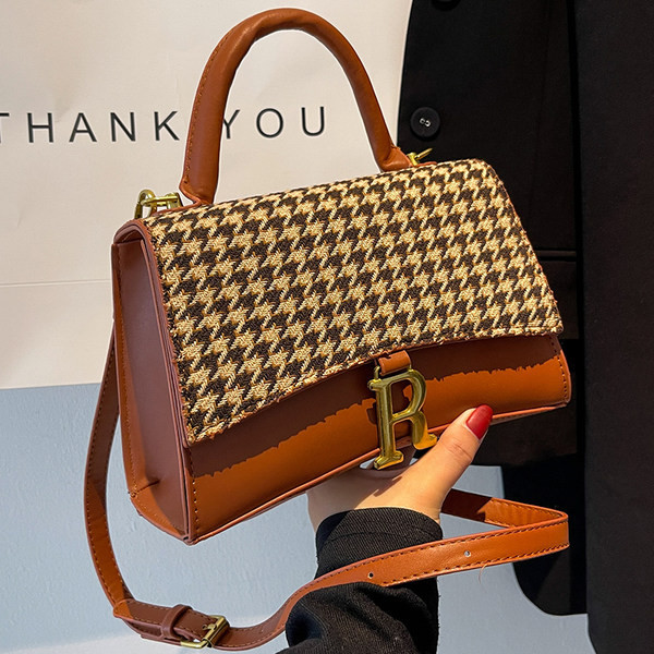 Moderna ženska torba od eko kože sa metalnim elementom