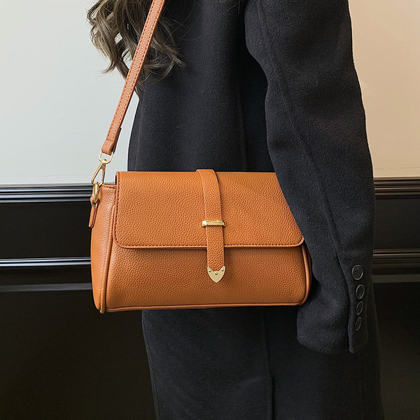 Sieviešu ikdienas soma ar garu rokturi