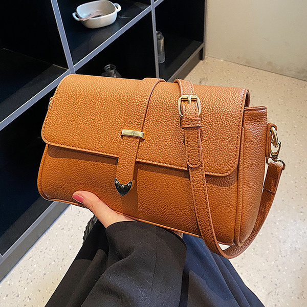 Sieviešu ikdienas soma ar garu rokturi