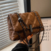 Rokassomiņa - ar metāla aizdari