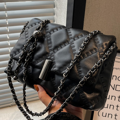 Rokassomiņa - ar metāla aizdari