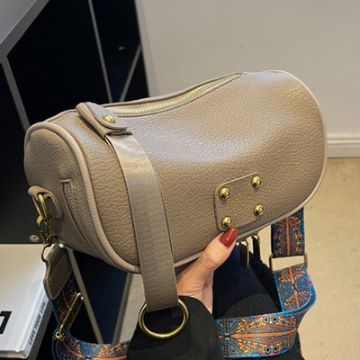 Alkalmi kézitáska széles vállfogantyúval