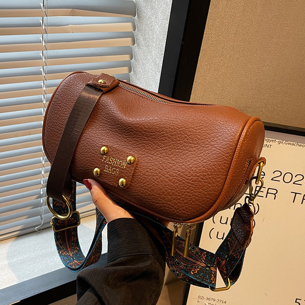 Alkalmi kézitáska széles vállfogantyúval