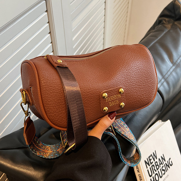 Alkalmi kézitáska széles vállfogantyúval