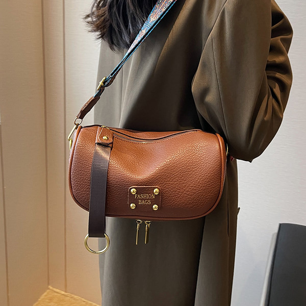 Alkalmi kézitáska széles vállfogantyúval