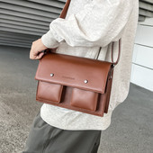 Torbica od eko kože sa metalnom kopčom i natpisom