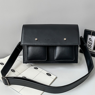 Torbica od eko kože sa metalnom kopčom i natpisom