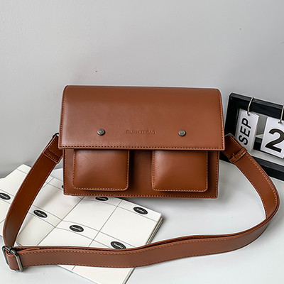 Torbica od eko kože sa metalnom kopčom i natpisom