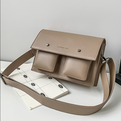 Torbica od eko kože sa metalnom kopčom i natpisom