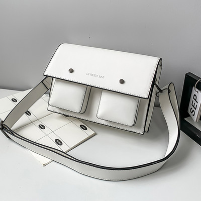 Torbica od eko kože sa metalnom kopčom i natpisom