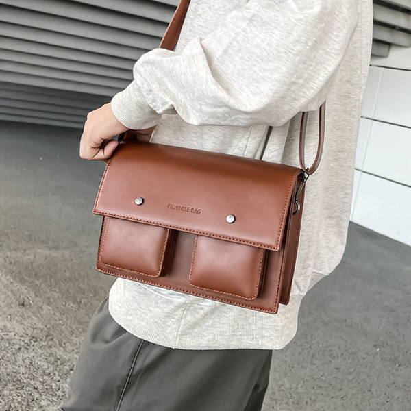 Torbica od eko kože sa metalnom kopčom i natpisom