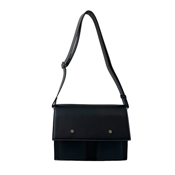 Torbica od eko kože sa metalnom kopčom i natpisom