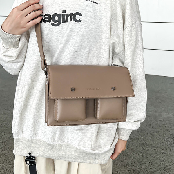 Torbica od eko kože sa metalnom kopčom i natpisom