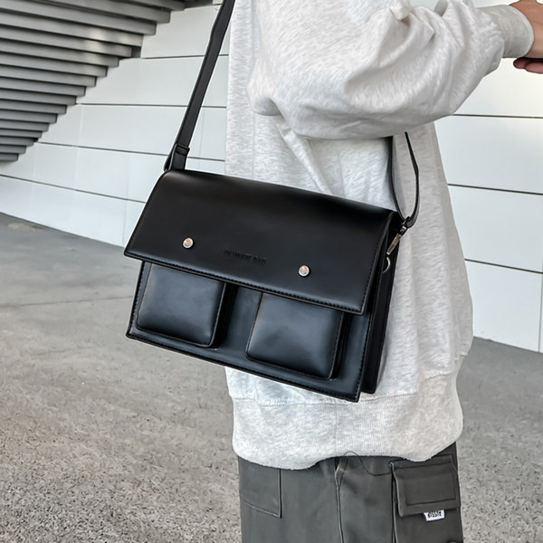 Torbica od eko kože sa metalnom kopčom i natpisom