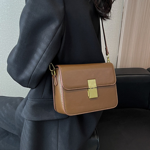 Torbica od eko kože sa metalnom kopčom i natpisom