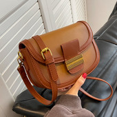 Rokassomiņa ar rāvējslēdzēju un metāla elementiem