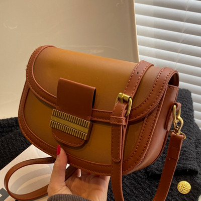 Rokassomiņa ar rāvējslēdzēju un metāla elementiem